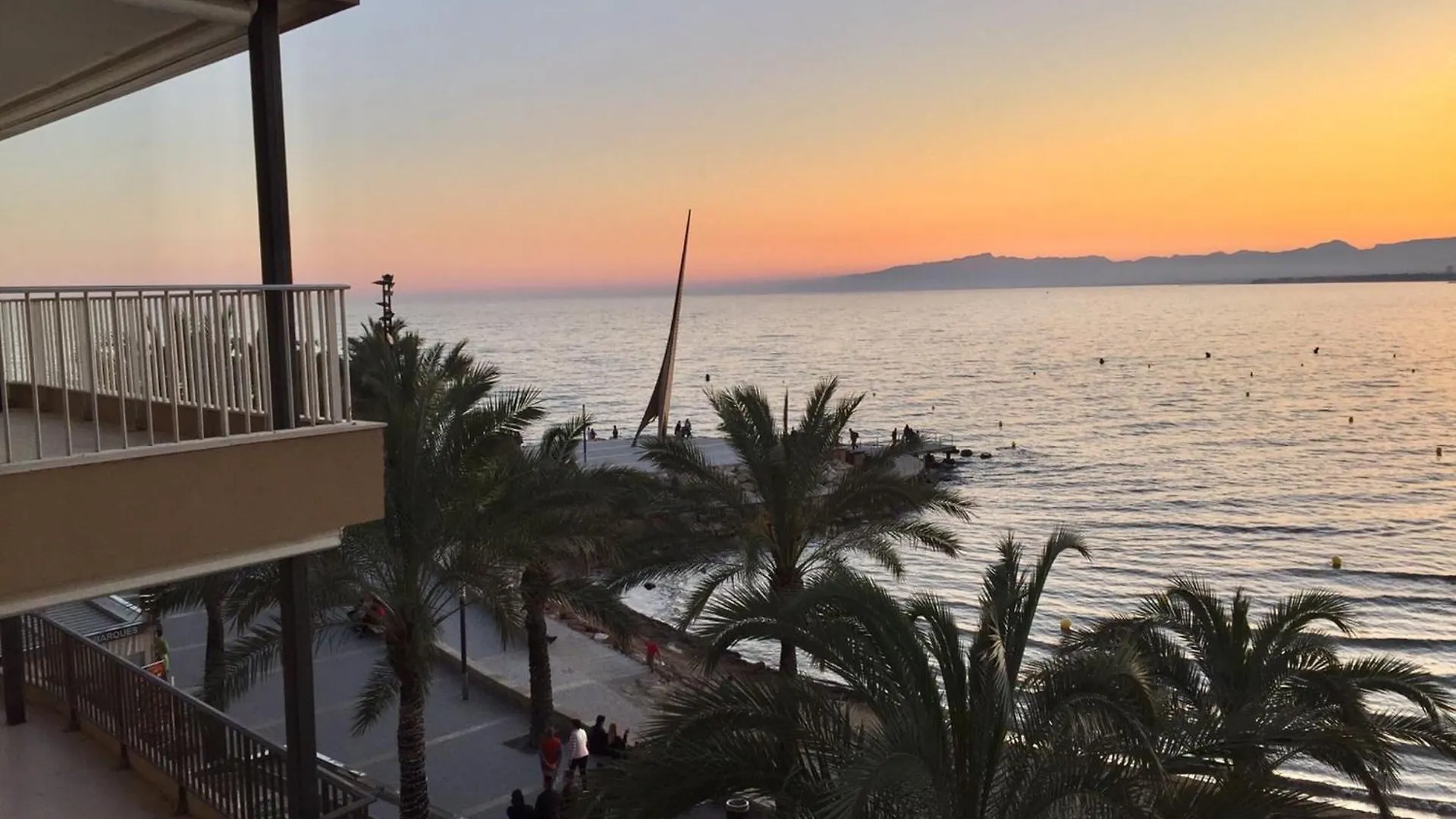 Comfortable Seaside Apartment In Salou 85 M² Sea View