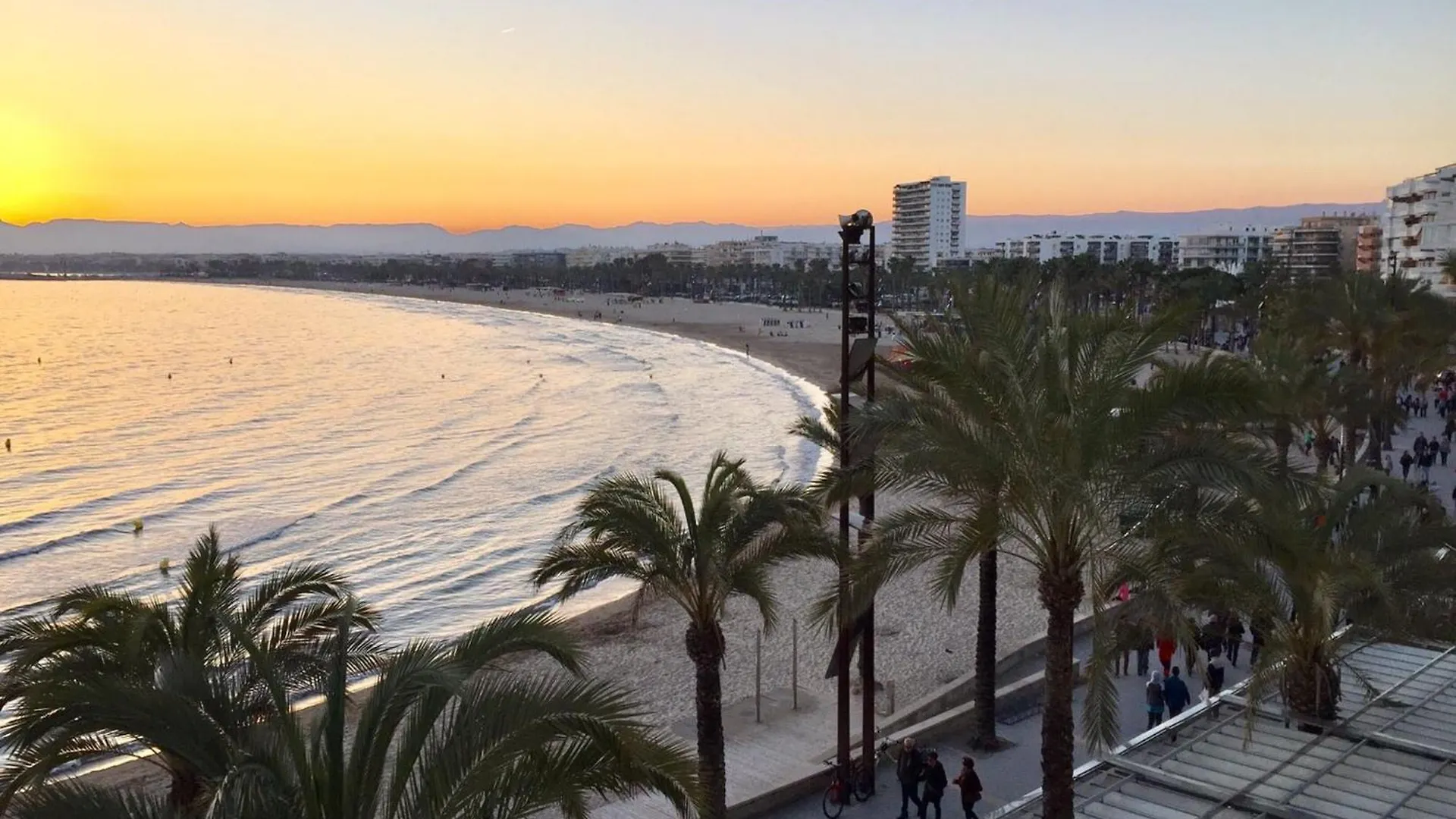 Comfortable Seaside Apartment In Salou 85 M² Sea View